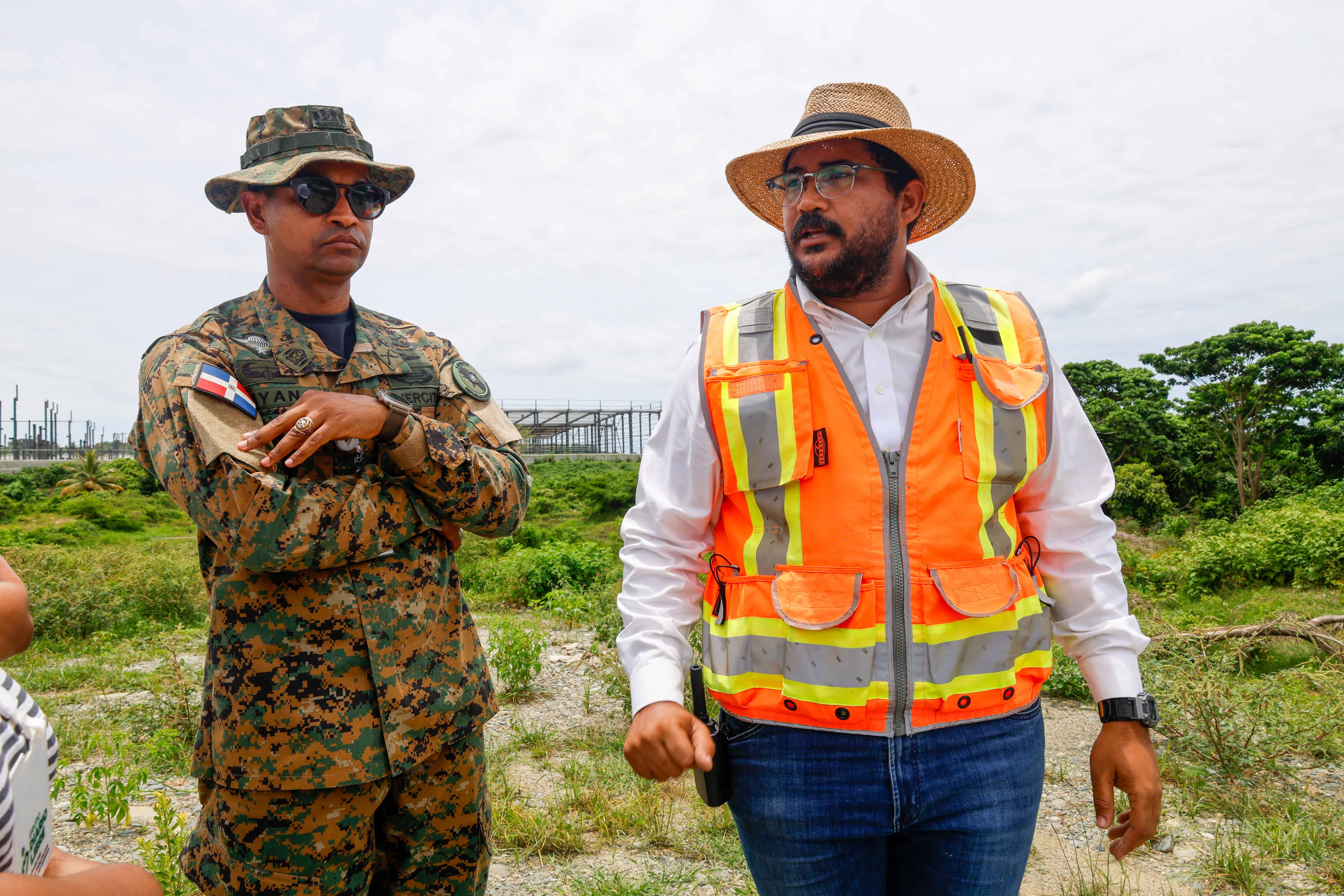 El teniente coronel Pedro Payano junto al ingeniero Dwanny Victoriano.