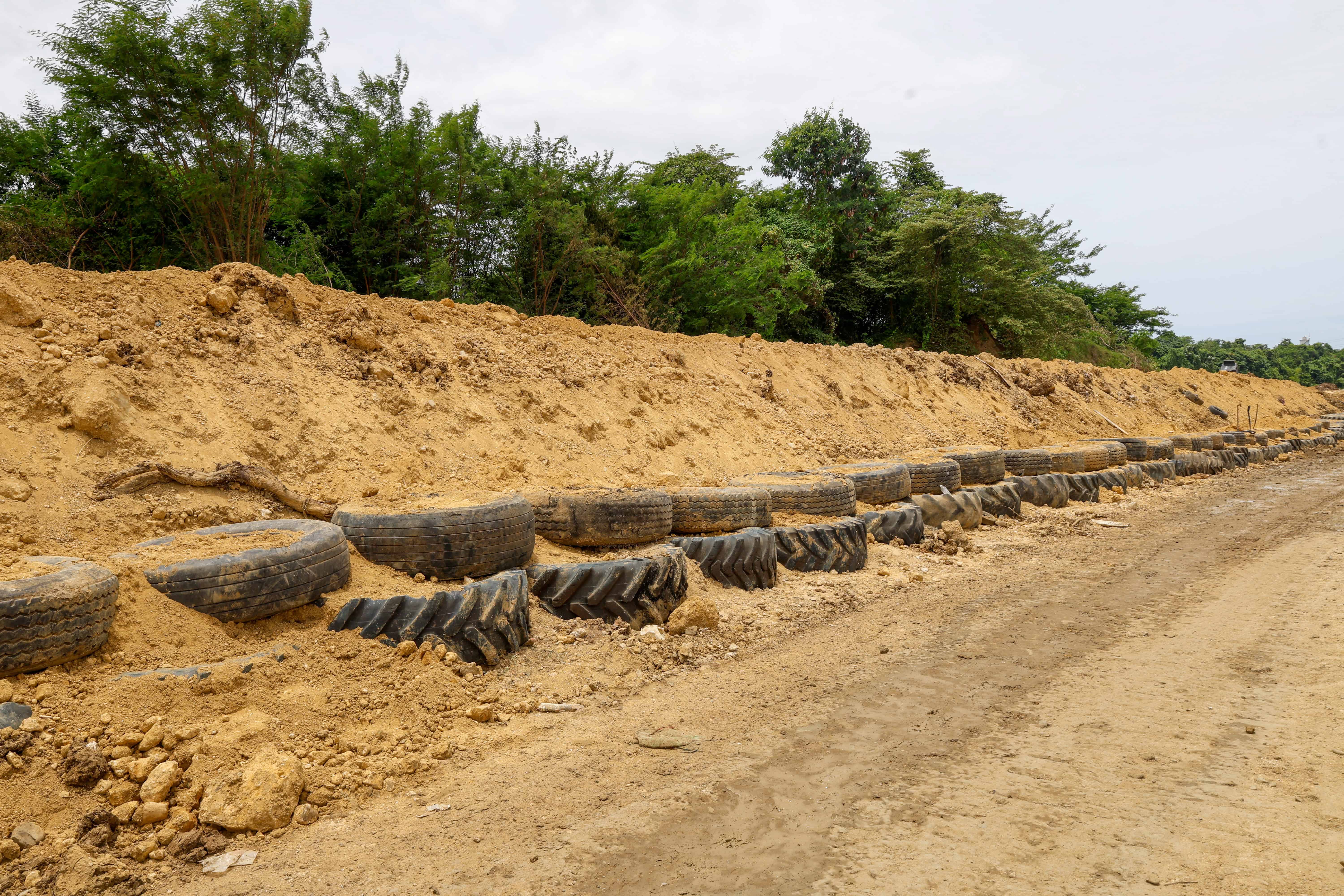 Taludes construidos con neumáticos reciclados para estabilizar zonas erosionadas.