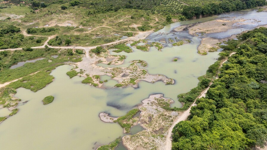 Entre maquinarias y arena: así va el rescate de un tramo del río Haina Entre maquinarias y arena: así va el rescate de un tramo del río Haina