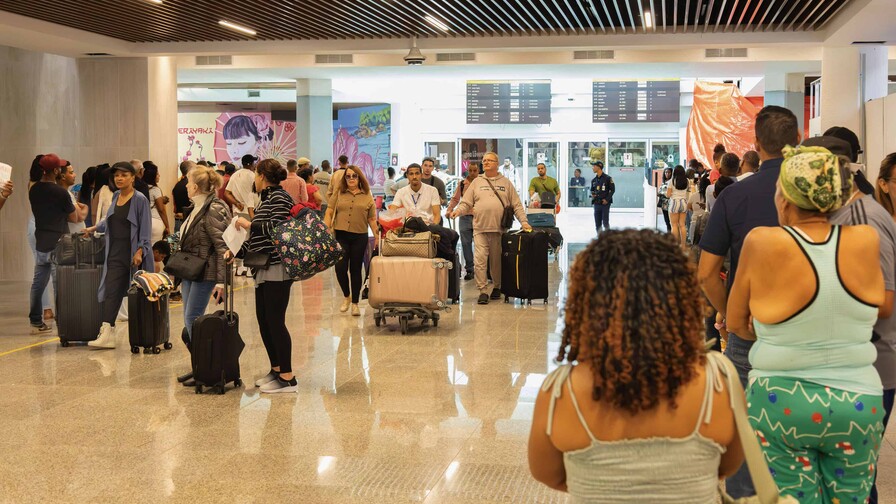 Cobro de US$10 por tarjeta de turista a criollos sigue vigente pese a eliminarse Cobro de US$10 por tarjeta de turista a criollos sigue vigente pese a eliminarse