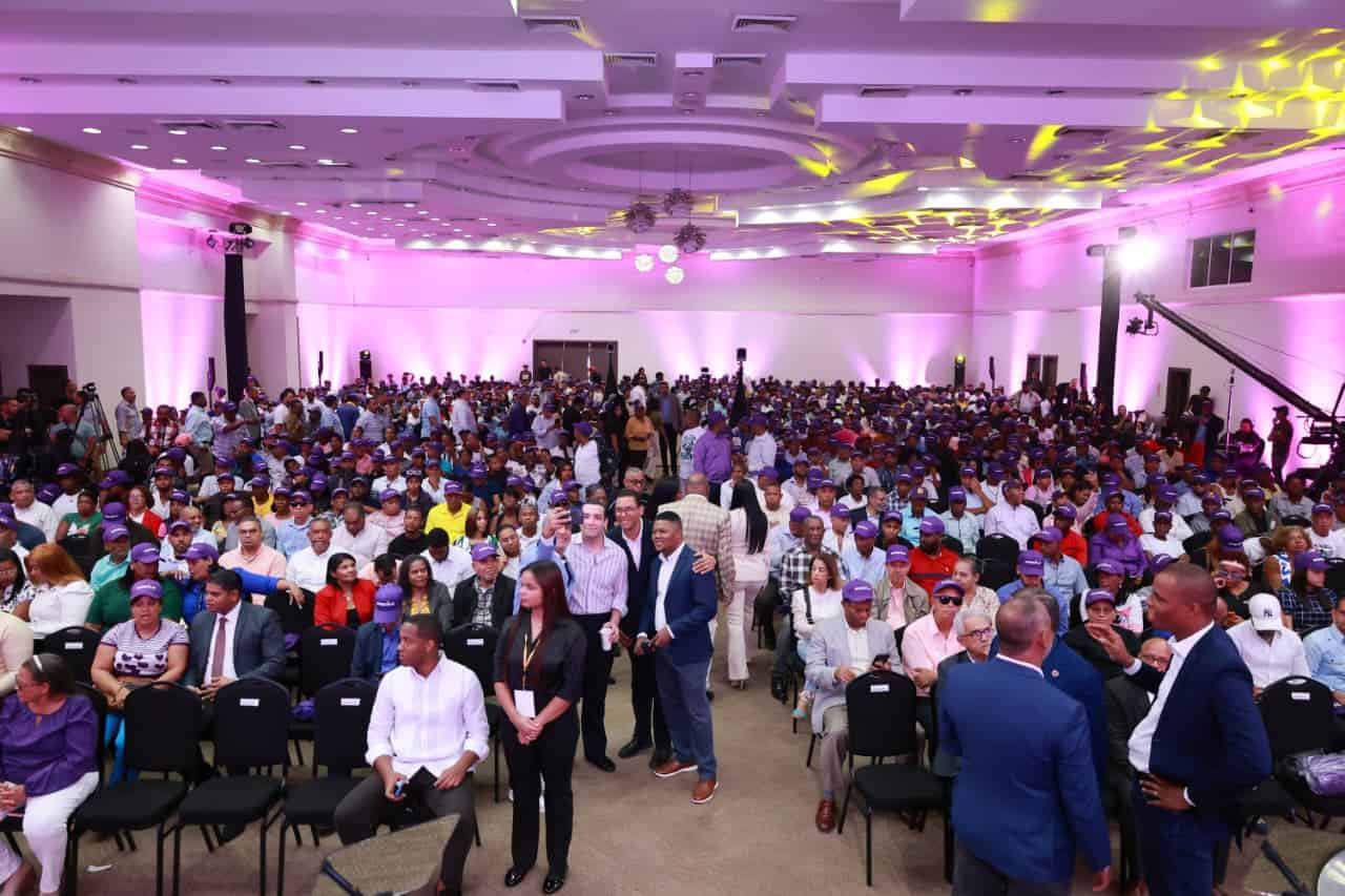 Charlie Mariotti desiste de sus aspiraciones presidenciales para 2028 y apoya el proyecto de Gonzalo Castillo.
