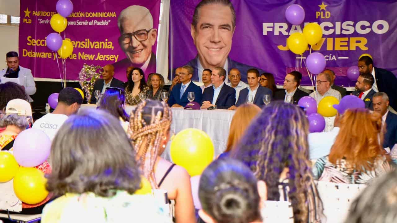 Francisco Javier García durante la juramentación de los equipos de trabajo que respaldan sus aspiraciones presidenciales en Pensilvania y Nueva Jersey.