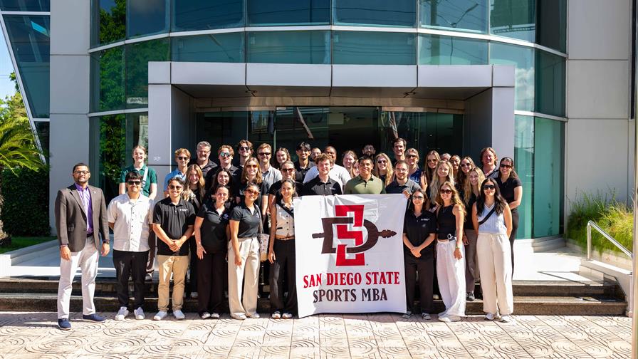 Banco BHD recibe visita académica de la Universidad de San Diego para conocer su alianza con MLB Banco BHD recibe visita académica de la Universidad de San Diego para conocer su alianza con MLB