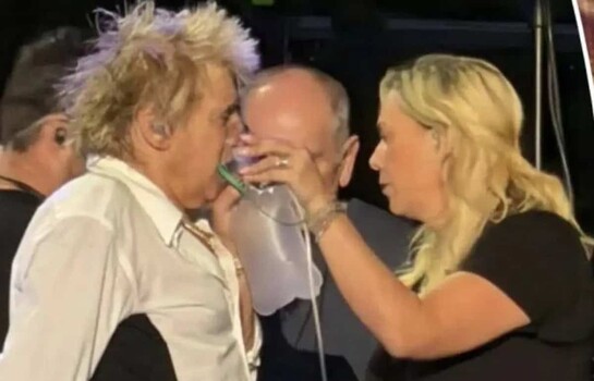 Rod Stewart recibe asistencia con oxígeno durante un concierto y termina el show sentado