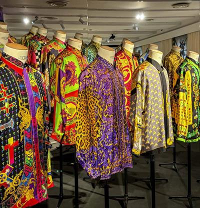 De camisas estampadas de Versace a pipas de Lancel, la moda masculina se expone en París