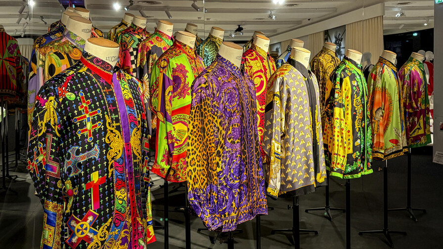De camisas estampadas de Versace a pipas de Lancel, la moda masculina se expone en París De camisas estampadas de Versace a pipas de Lancel, la moda masculina se expone en París
