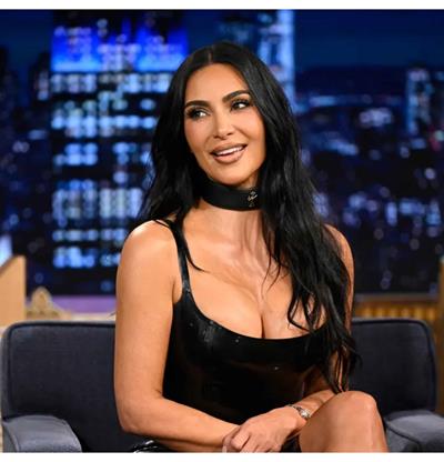 Kim Kardashian hablando español con saludo dominicano: KLK manita
