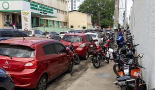 Motoristas ignoran letrero de no estacionar y convierten acera de calle de Naco en un parqueo