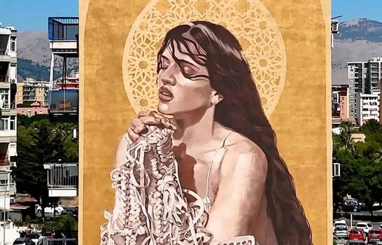 Rosalía se convierte en santa en un enorme mural en Palermo