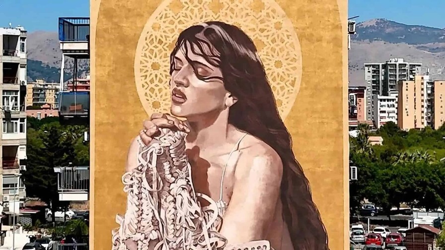 Rosalía se convierte en santa en un enorme mural en Palermo