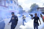Policías dispersan a bombazos protesta de agrónomos hacia el Palacio Nacional; hay varios afectados Policías dispersan a bombazos protesta de agrónomos hacia el Palacio Nacional; hay varios afectados