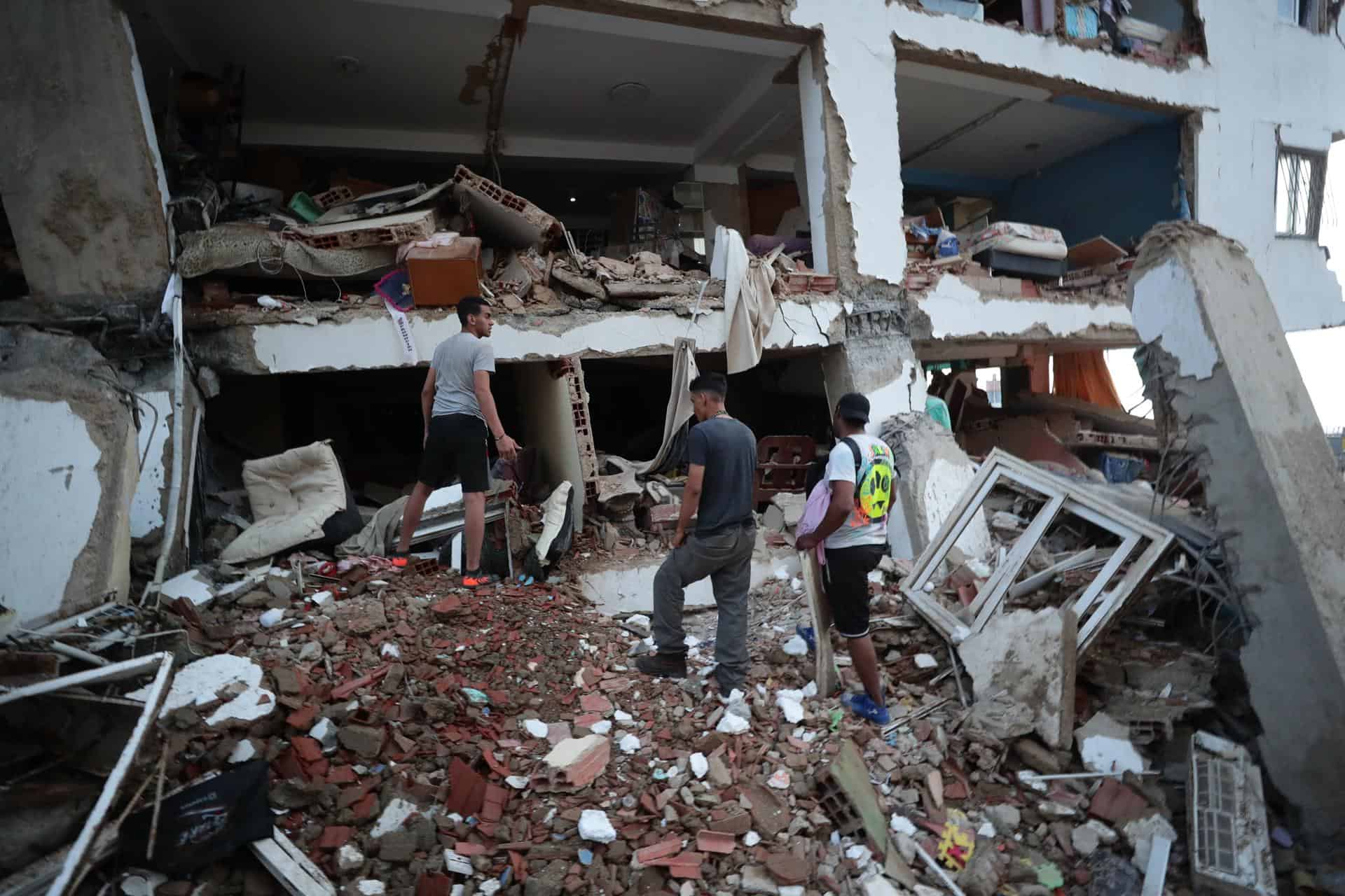 Residentes entre los escombros de uno de los bloques de viviendas dañados por los terremotos en la localidad de Catia La Mar, en el estado costero de La Guaira (Venezuela) este jueves.