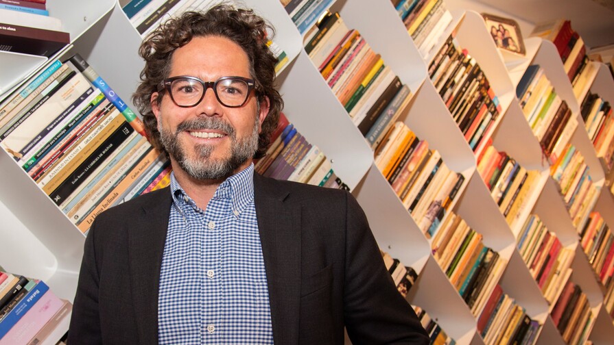 Camilo Hoyos, el profesor detrás de Paredro