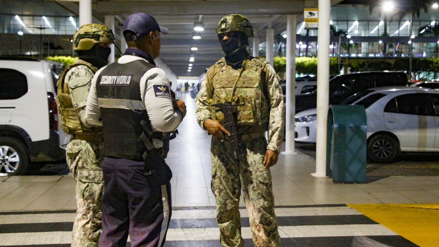 Policía desactiva bomba colocada ante unidad judicial de Ecuador