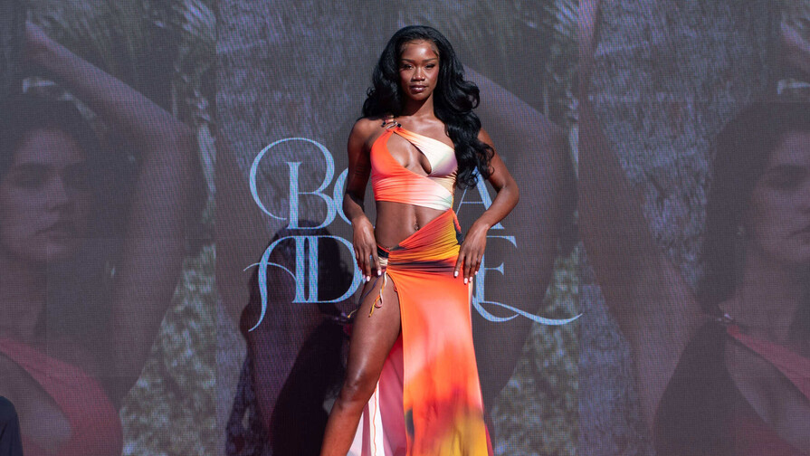 Bikinis 2026: del regreso del tie dye a las siluetas noventeras