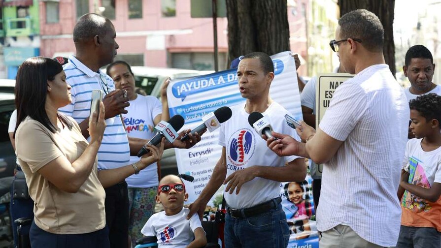 Familias de niños con atrofia muscular espinal marchan por inclusión de medicamento en Alto Costo 