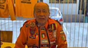El rescatista mexicano de 80 años que atiende por tercera vez un desastre en Venezuela