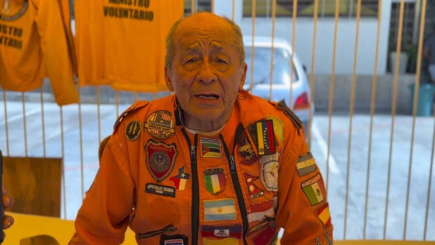 El rescatista mexicano de 80 años que atiende por tercera vez un desastre en Venezuela