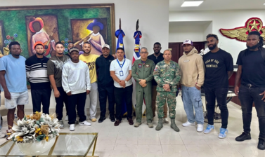 Llega al país segundo grupo de peloteros dominicanos varados en Venezuela