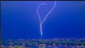 Un rayo impacta la Torre Eiffel y un fotógrafo capta el impresionante momento en video