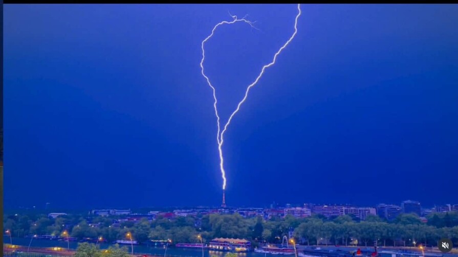 Un rayo impacta la Torre Eiffel y un fotógrafo capta el impresionante momento en video
