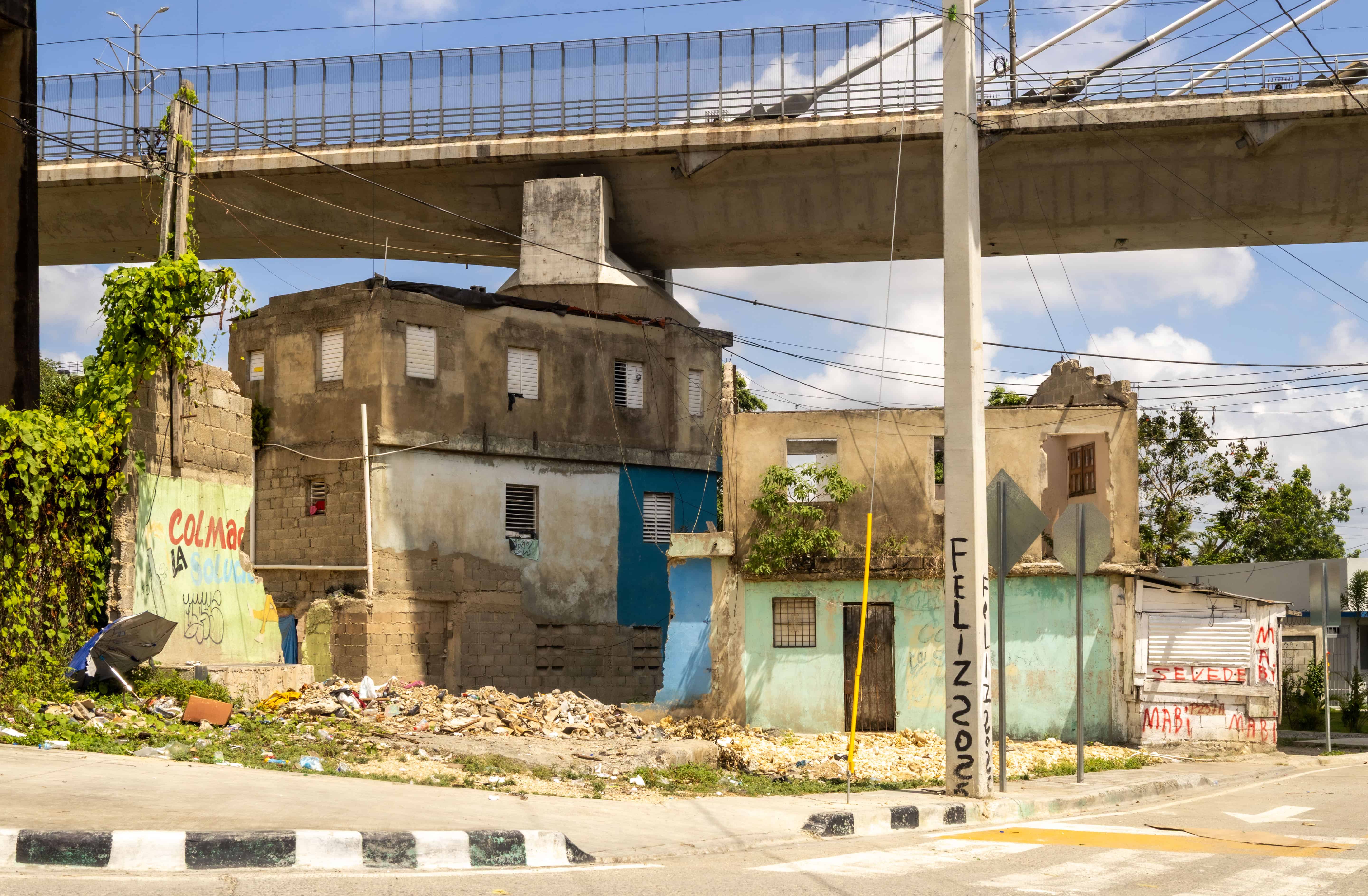Del lado del Distrito Nacional todavía quedan 17 viviendas por destruir.  