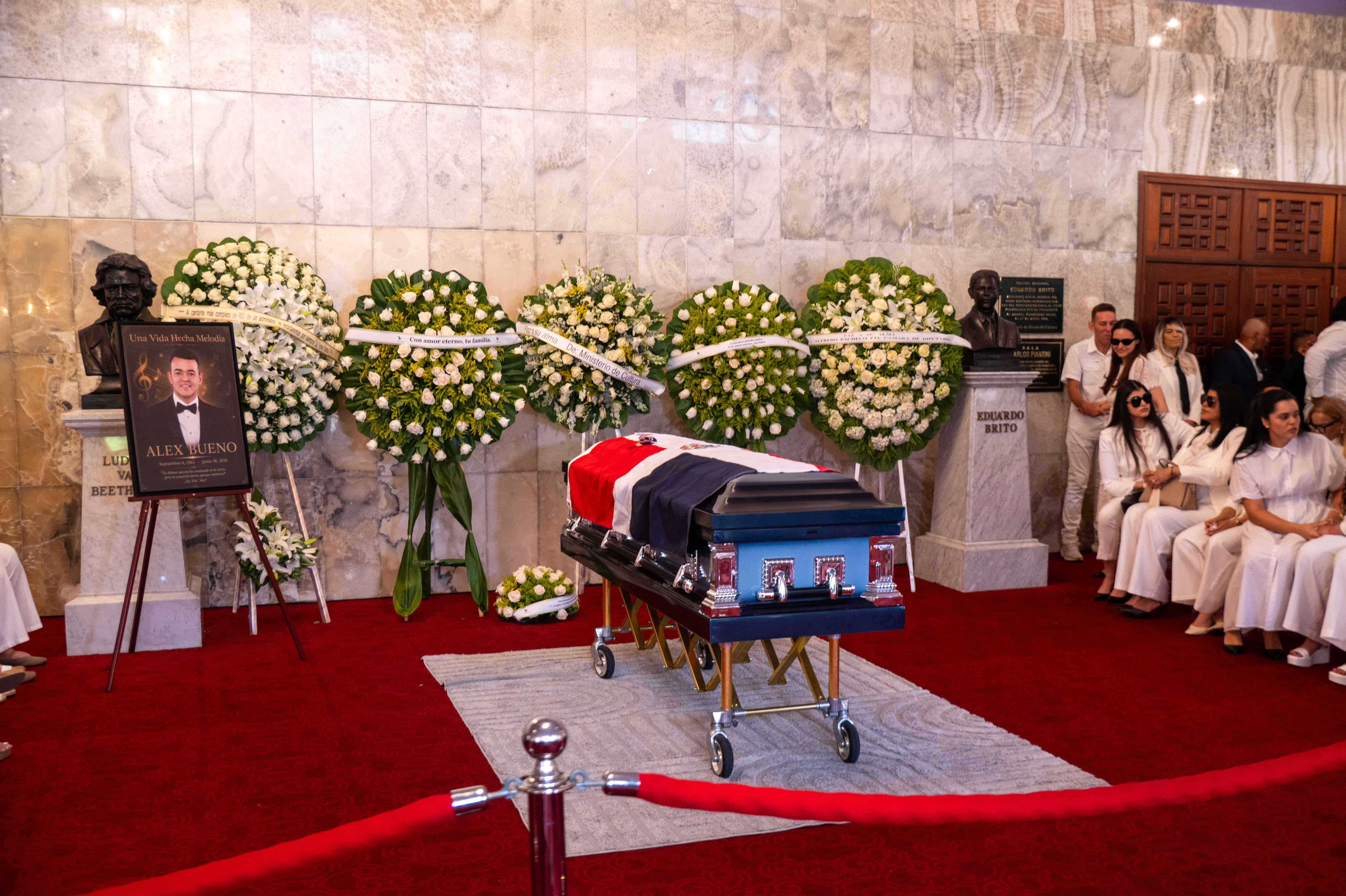 Momento del homenaje a Alex Bueno en el Teatro Nacional.