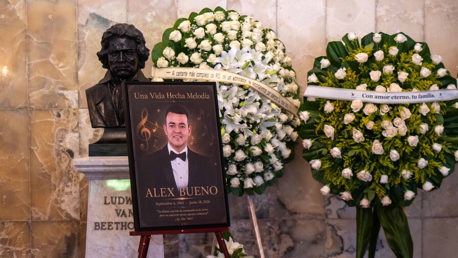 República Dominicana despide a Alex Bueno, la voz multifacética que conquistó generaciones