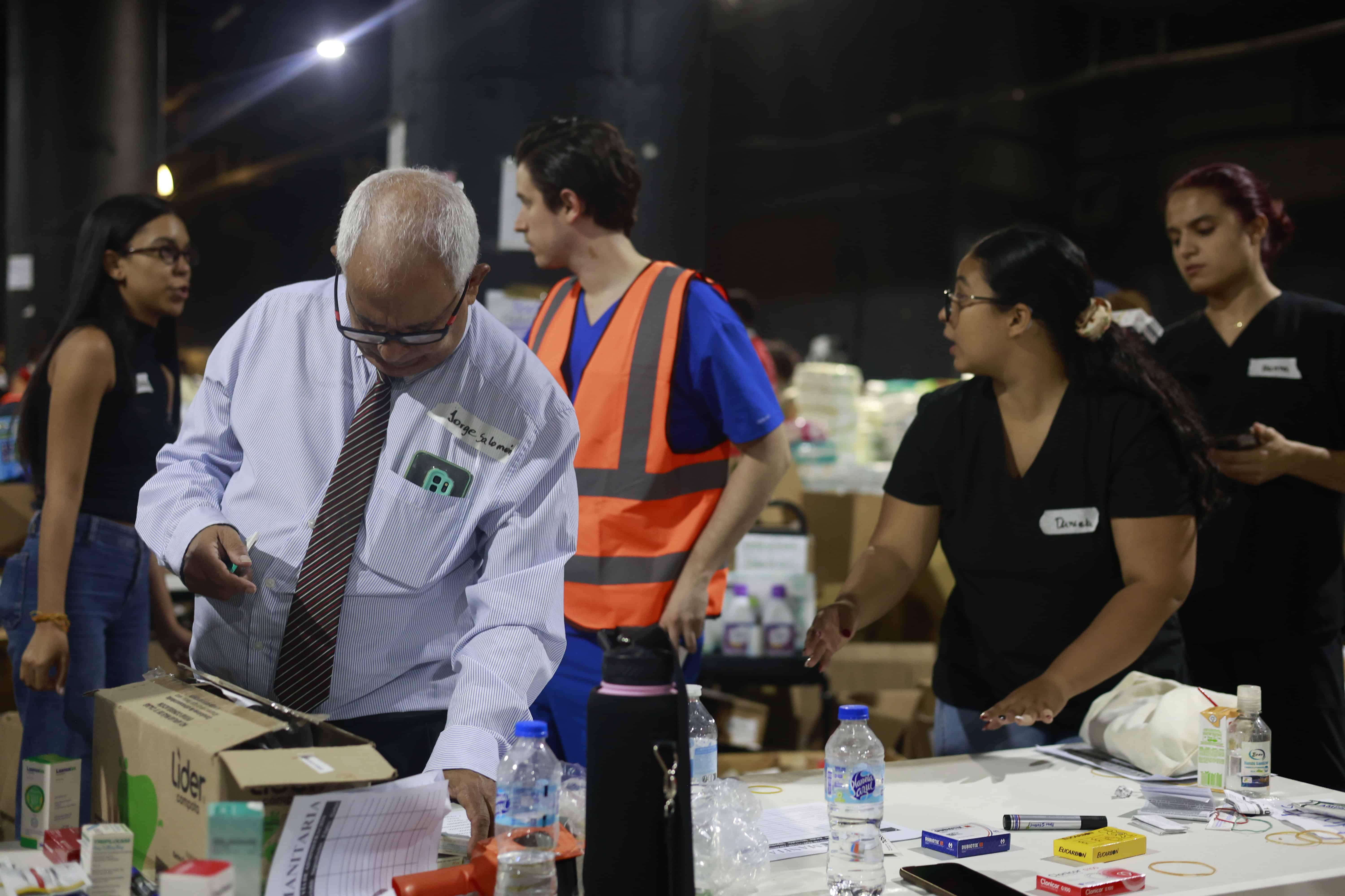 Personas que acuden a los centros de acopio a donar insumos.&nbsp;