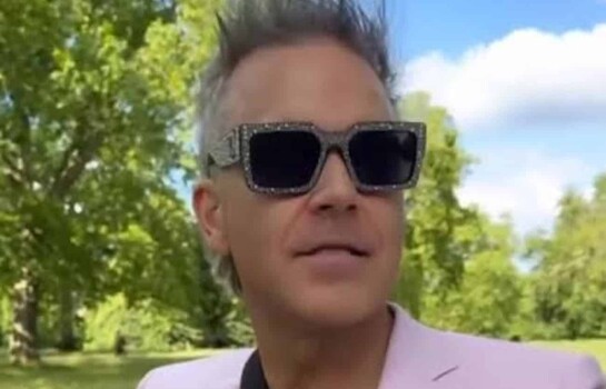 El cantante Robbie Williams se une a músico callejero en Sevilla
