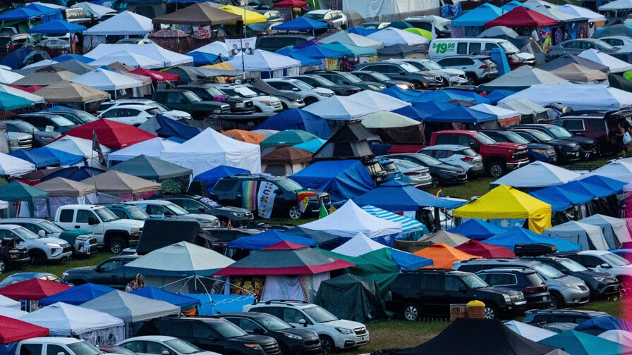 Hallan el cadáver de un bebé en un baño portátil durante un festival de música en Michigan
