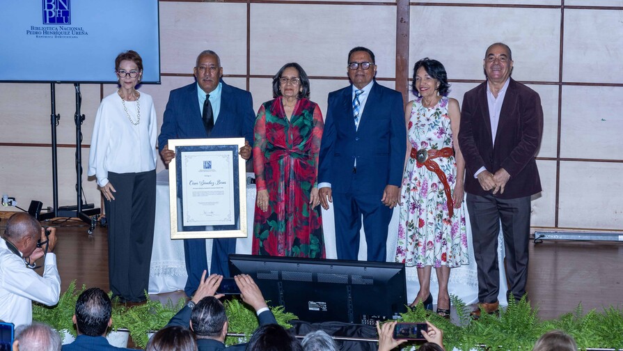 César Sánchez Beras recibe el Premio Biblioteca Nacional de Literatura Infantil 2026