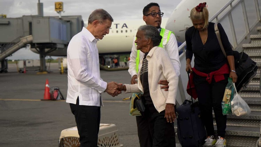 Gobierno facilita retorno al país de 65 dominicanos en vuelo humanitario desde Venezuela