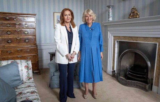La reina Camila recibe críticas por recibir a J.K. Rowling en pleno mes del orgullo LGTBI+