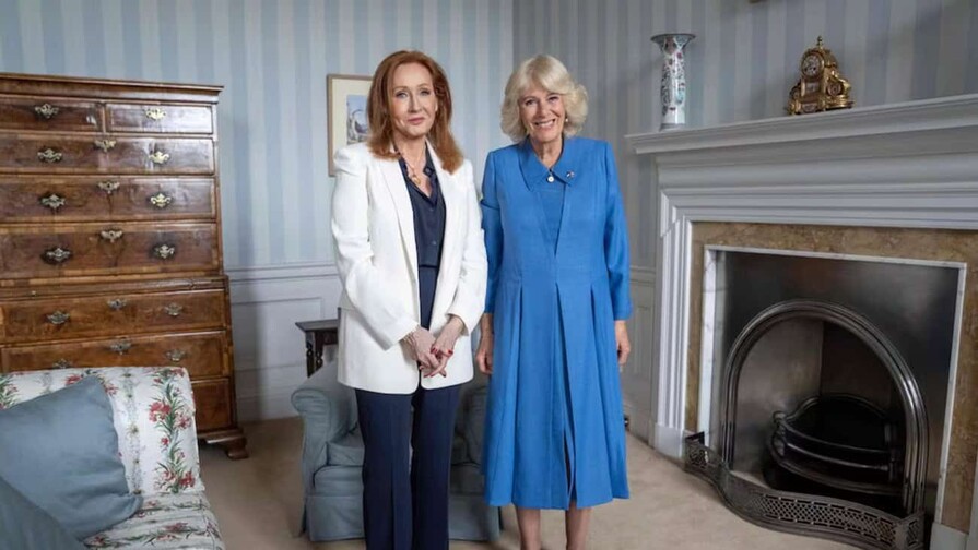 La reina Camila recibe críticas por recibir a J.K. Rowling en pleno mes del orgullo LGTBI+