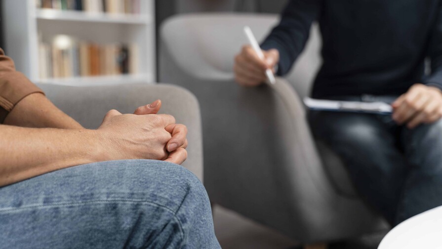 Más salud mental y habilidades socioemocionales para frenar alza de suicidios de jóvenes