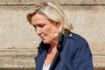 Le Pen reconoce que no podrá ser candidata si es condenada a un brazalete electrónico Le Pen reconoce que no podrá ser candidata si es condenada a un brazalete electrónico
