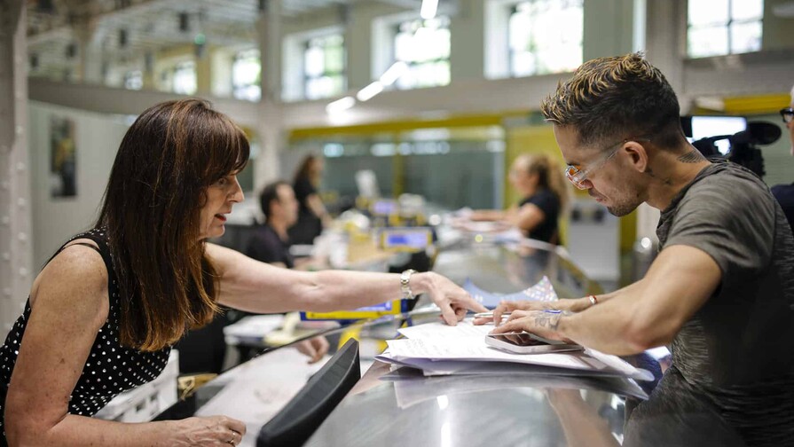 Casi 1.2 millones de migrantes piden regularizarse en España y 608,000 tienen ya permiso