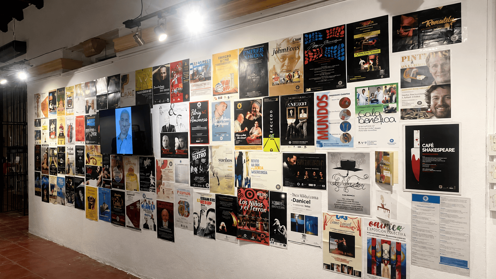 Afiches de montajes teatrales, publicaciones y libros forman parte del recorrido visual que acompaña la exposición.