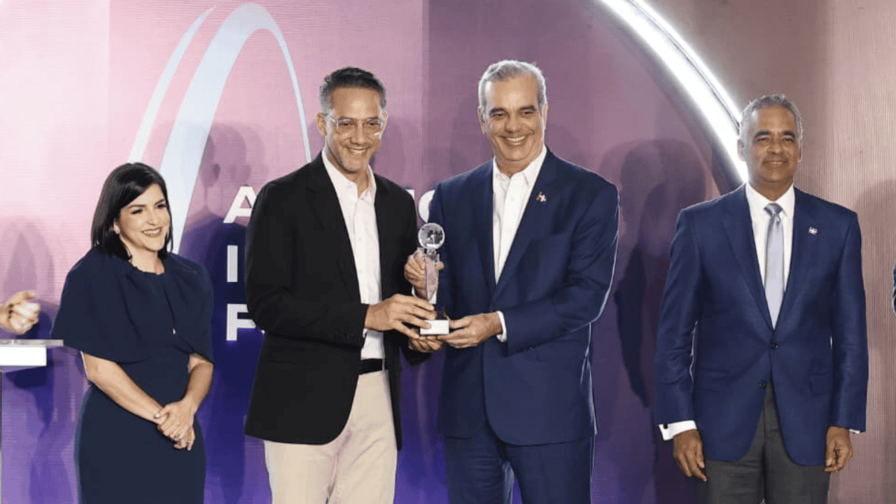 Grupo Rensa Solar recibe reconocimiento en el Foro de Inversión de las Américas Grupo Rensa Solar recibe reconocimiento en el Foro de Inversión de las Américas
