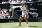 Iga Swiatek arrolla a Pliskova y sigue imbatible en su defensa de Wimbledon Iga Swiatek arrolla a Pliskova y sigue imbatible en su defensa de Wimbledon