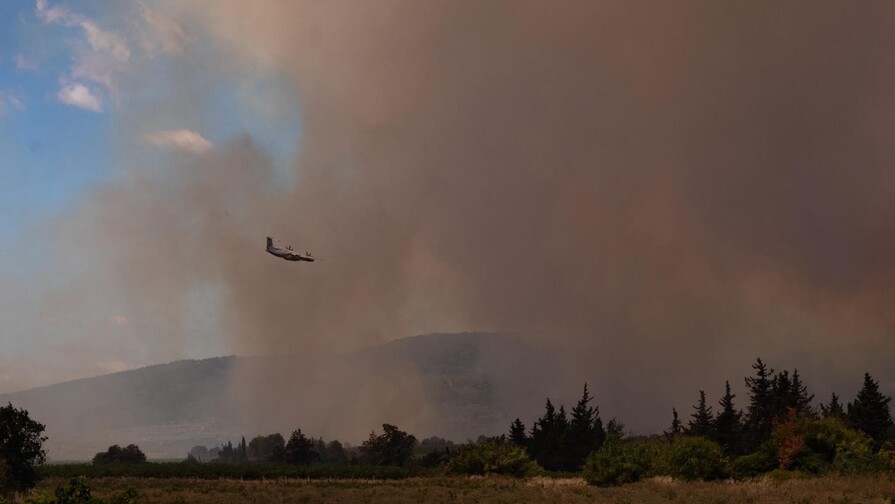 Evacuan a 1,500 personas por un incendio en el sur de Francia