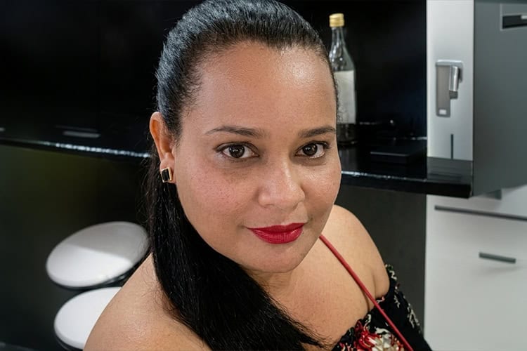 Tenía 55 años. Era madre de cuatro hijos adultos. La mató de un balazo en la cabeza su expareja, de quien llevaba cinco años separada. El feminicida sorprendió a su víctima cuando esta se encontraba en un salón de belleza. Intentó refugiarse en una habitación trasera del local, hasta donde el feminicida la persiguió. El feminicida se suicidó. Ocurrió el <strong>30 de mayo </strong>en el municipio de Luperón, Puerto Plata.