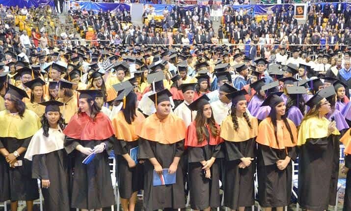 Proyecto de ley prohibiría retener títulos universitarios por no pagar la graduación