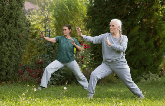 Tai chi, el ejercicio que Harvard recomienda para mejorar el equilibrio después de los 60