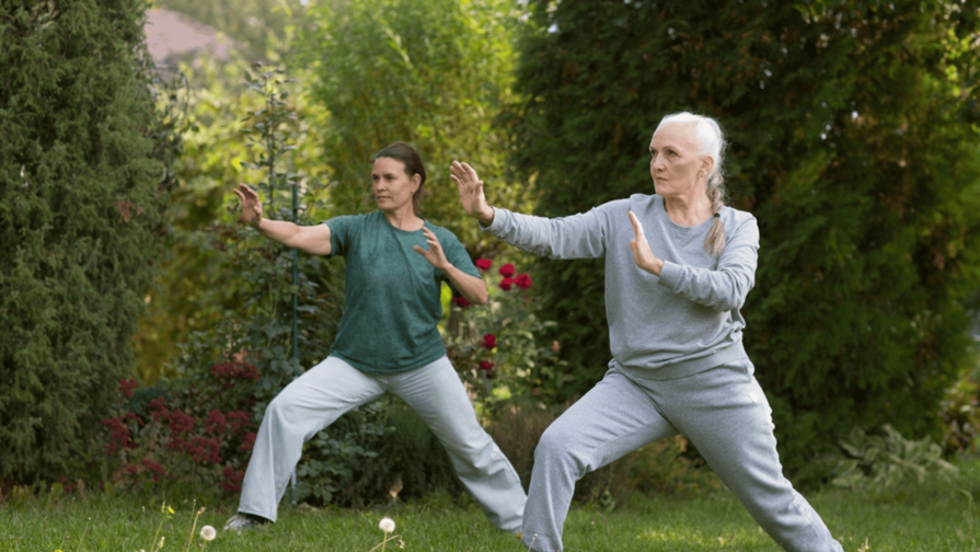 Tai chi, el ejercicio que Harvard recomienda para mejorar el equilibrio después de los 60