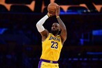 Mientras LeBron respire, que nadie aspire: El Rey frena el calendario de la NBA