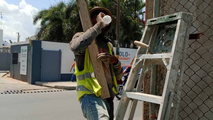 El calor extremo pone a prueba a quienes trabajan bajo el sol