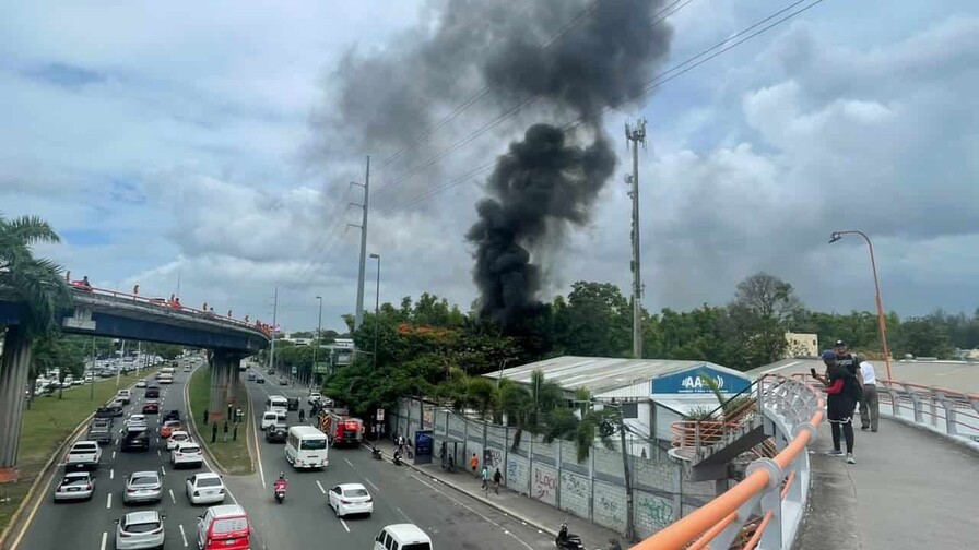 Columnas de humo alarman por incendio en la avenida John F. Kennedy