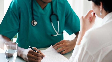¿Cuáles factores elevan el riesgo de cánceres gastrointestinales en adultos jóvenes?